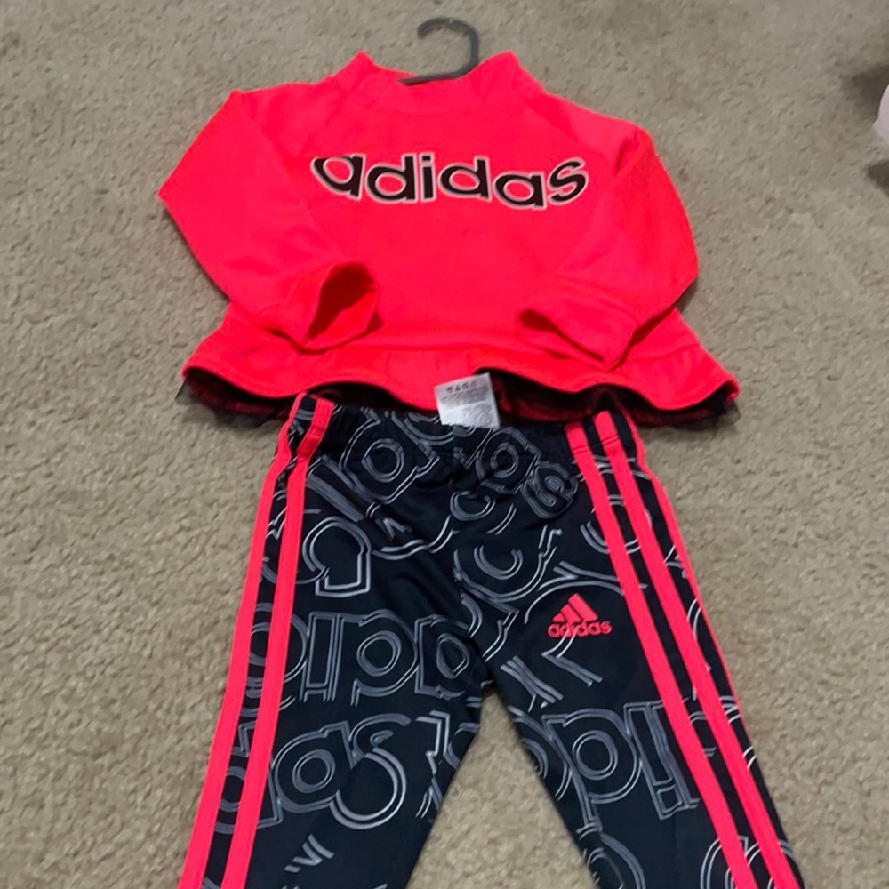 Toddler adidas sweatsuit size 2T gently worn beautiful set!